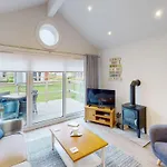 Bay Breeze - Part Of The The Bay Village With Pool, Gym And Direct Access, Pub, Restaurant, Tennis And Meadows Walks