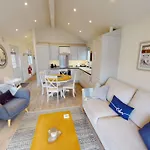 Bay Breeze - Part Of The The Bay Village With Pool, Gym And Direct Access, Pub, Restaurant, Tennis And Meadows Walks
