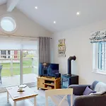 Bay Breeze - Part Of The The Bay Village With Pool, Gym And Direct Access, Pub, Restaurant, Tennis And Meadows Walks Filey
