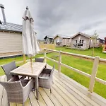 Ferienhaus Bay Breeze - Part Of The The Bay Village With Pool, Gym And Direct Access, Pub, Restaurant, Tennis And Meadows Walks *