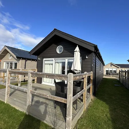 Bay Breeze - Part Of The The Bay Village With Pool, Gym And Direct Access, Pub, Restaurant, Tennis And Meadows Walks *