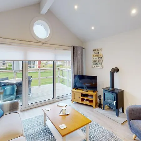 Bay Breeze - Part Of The The Bay Village With Pool, Gym And Direct Access, Pub, Restaurant, Tennis And Meadows Walks