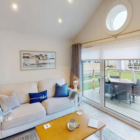 Bay Breeze - Part Of The The Bay Village With Pool, Gym And Direct Access, Pub, Restaurant, Tennis And Meadows Walks