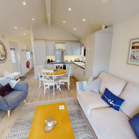 Bay Breeze - Part Of The The Bay Village With Pool, Gym And Direct Access, Pub, Restaurant, Tennis And Meadows Walks