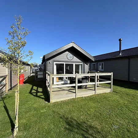 Bay Breeze - Part Of The The Bay Village With Pool, Gym And Direct Access, Pub, Restaurant, Tennis And Meadows Walks