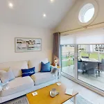 Bay Breeze - Part Of The The Bay Village With Pool, Gym And Direct Access, Pub, Restaurant, Tennis And Meadows Walks